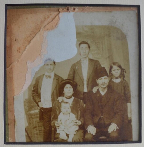 Grand-père maternel de Zali de Toledo, premier à gauche et d'autres personnes de sa familles non identifiées